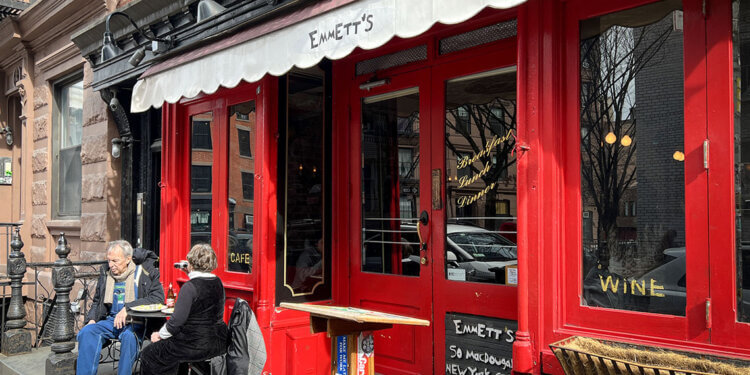 Emmett's Pizza outside